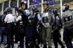 Cảnh sát đụng độ người biểu tình tại sân bay Hong Kong
