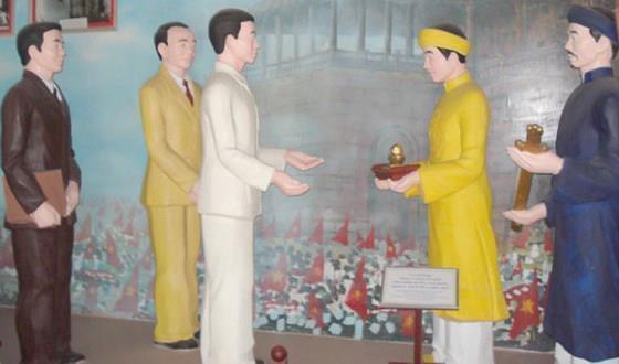 Hình ảnh tái hiện sự kiện vua Bảo Đại trao ấn, kiếm cho đoàn đại biểu Chính phủ Lâm thời trên lầu Ngọ Môn chiều 30/8/1945.