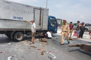 Tai nạn liên hoàn 6 ôtô: Xe tải lật đè xe con, cầu Thanh Trì ùn dài
