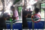 Xe buýt đông không còn chỗ, người phụ nữ thản nhiên ngồi lên người bé trai 7 tuổi
