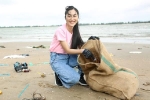 Helly Tống rũ bỏ vẻ sang chảnh cùng các beauty blogger Việt đi nhặt rác ở bãi biển
