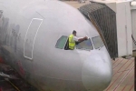 Lý do hãng hàng không dùng băng dính sửa máy bay