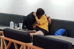 'Nóng mắt' cảnh nam thanh niên vô tư ôm hôn, thò tay mò mẫm dưới áo bạn gái ngay giữa quán cà phê ở Sài Gòn
