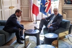 Thủ tướng Anh gác chân lên bàn trước mặt tổng thống Pháp gây tranh cãi