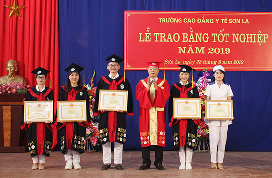 Trường Cao đẳng Y tế Sơn La: Trao bằng tốt nghiệp cho 464 học sinh, sinh  viên