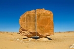 Vết cắt bí ẩn chia đôi khối đá hơn 10.000 tuổi ở Arab Saudi