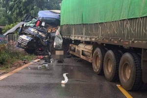 2 xe tải đâm nhau nát đầu ở Sơn La, 1 tài xế chết tại chỗ