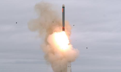Tên lửa Tomahawk rời bệ phóng mặt đất hôm 18/8. Ảnh: Bộ Quốc phòng Mỹ.