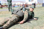 Nữ quân y Việt Nam cõng thương binh nặng 80 kg