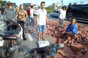 Quảng Ninh: Va chạm với xe tải chở gạch, 2 vợ chồng thương vong