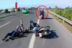 Clip: Phượt thủ vượt ẩu, tông 2 người đi xe máy ngã văng xuống đường rồi bỏ chạy