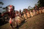 Bộ lạc Brazil nhảy múa, cầu nguyện để rừng Amazon hết cháy