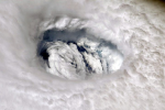 Những hình ảnh 'quái vật' của siêu bão Dorian nhìn từ vệ tinh: Riêng mắt bão rộng 39 km!