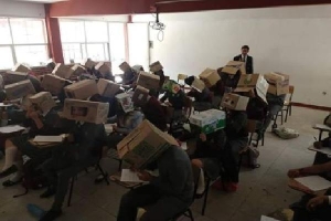 Giáo viên bắt sinh viên đội thùng carton lên đầu để chống quay cóp