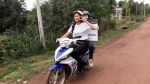 Đắk Lắk: H'Hen Niê tự lái xe tới trao học bổng cho học sinh