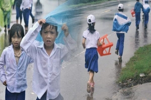 Không biết hoãn khai giảng, nhiều học sinh vùng lũ Quảng Trị đội mưa đi bộ đến trường
