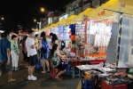 Hàng nhái tràn chợ đêm Bến Thành, QLTT than khó vào cuộc