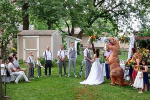 Phù dâu mặc áo khủng long bạo chúa dự đám cưới