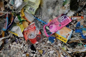 'Nghèo thì khó sống xanh' - dân Philippines ngập trong bao bì nhựa