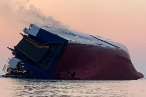 Lật tàu hàng gần cảng Georgia, 4 thuyền viên mất tích