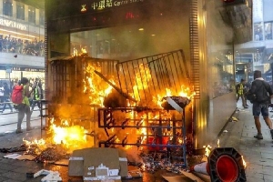 Người biểu tình Hong Kong đốt phá ga tàu