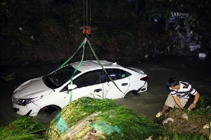 Ôtô chở 4 người bị nước mưa cuốn xuống suối