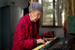 Cụ bà 103 tuổi chơi đàn dưỡng sinh