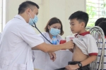 Khám sức khỏe cho học sinh ở gần kho Rạng Đông