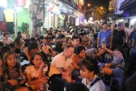 Dòng người ken đặc, ngộp thở chen chân ăn uống ở phố Tạ Hiện đêm Trung thu