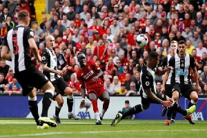 Liverpool 3-1 Newcastle: Mane & Salah giúp The Kop độc chiếm ngôi đầu