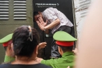 Chùm ảnh xét xử vụ gian lận thi cử ở Hà Giang: Cựu cán bộ Sở GD&ĐT cúi đầu, ngậm ngùi vẫy tay tạm biệt người thân