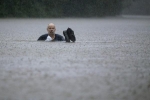 Dân Texas bơi thuyền giữa đường do bão Imelda đổ bộ gây ngập lụt