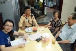 Cảnh sát giao thông Hà Nội nhờ mạng xã hội tìm nhà giúp cụ ông đi lạc