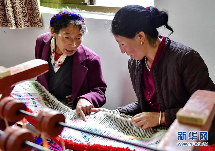 Con gái bà Solang (trái) thoát khỏi bại liệt, cùng mẹ truyền nghề thêu. Ảnh: China News.