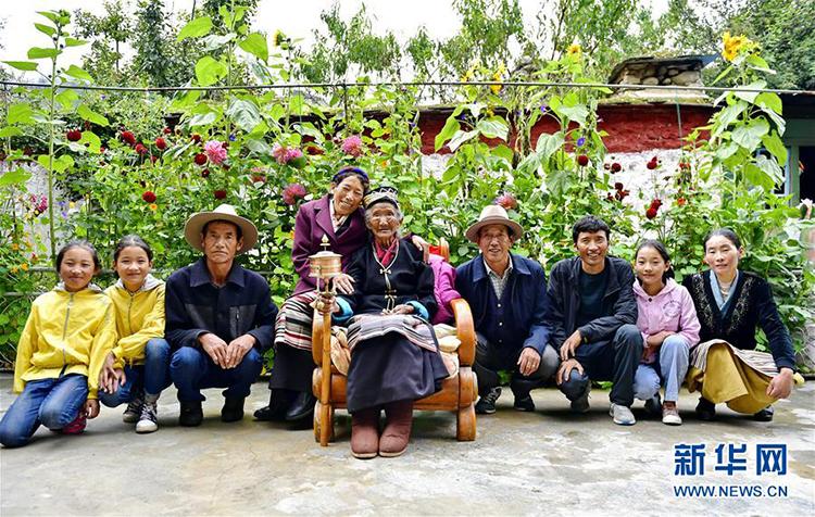 Bà Solang (ngồi ghế) vừa đón tuổi 108 với các con và các cháu nội, ngoại. Ảnh: China News.