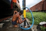 Ấn Độ bị hạn hán, trẻ em phải bắt tàu hỏa đi xách nước về cho gia đình