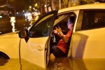 Ôtô chết máy trôi bồng bềnh ở khu nhà giàu Sài Gòn vì ngập