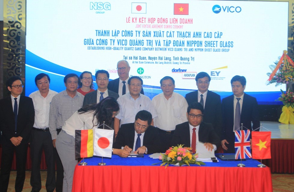 Ký kết thành lập Công ty TNHH Cát thạch anh cao cấp VICO-NSG giữa Công ty VICO Quảng Trị và Tập đoàn NSG..