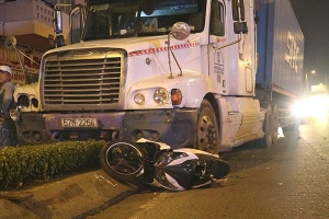 Container cuốn 2 xe máy, nhiều người bị thương ở TP.HCM
