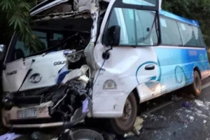 Xe khách chở 29 người gặp nạn trên đèo Bảo Lộc