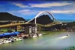 Cây cầu bất ngờ sập, đè bẹp nhiều tàu cá ở Đài Loan