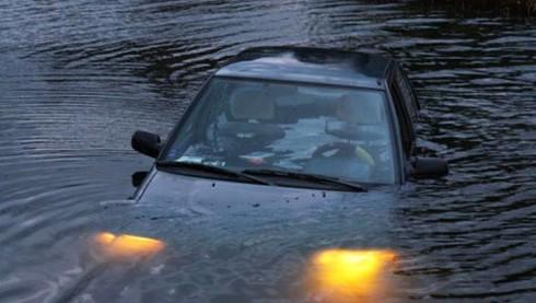 Nếu không may ôtô của bạn bị rơi xuống nước thì đầu tiên bạn cần bình tĩnh để xử lý tình huống.