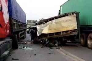 Va chạm kinh hoàng giữa xe tải và container 2 người bị thương nặng