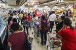 Người Hong Kong chen nhau mua sắm để tích trữ giữa biểu tình