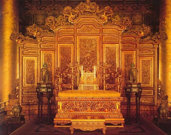Ghế rồng - Tử Cấm Thành: Ghế rồng, là biểu tượng cho sức mạnh và quyền uy, đang trở thành xu hướng trang trí phòng khách hiện đại. Và không có nơi nào có thể thể hiện được sự sang trọng của ghế rồng hơn là tại Tử Cấm Thành - nơi bậc nhất của triều đình Hoàng Gia Trung Quốc.