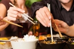Vì sao ở Hàn Quốc không được bưng bát cơm lên miệng khi ăn?