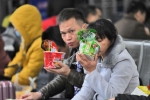 Kinh tế bất ổn, người Trung Quốc tăng mua mì ăn liền