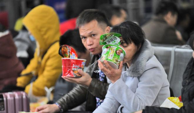 Sự trở lại của mì ăn liền cho thấy người tiêu dùng Trung Quốc đang giảm chi tiêu. Ảnh: SCMP.