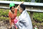 Dưới mưa tầm tã, chồng làm 'bà đỡ' giúp vợ vượt cạn bên lề đường