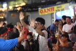 Khách nước ngoài ăn mừng chiến thắng của tuyển Việt Nam